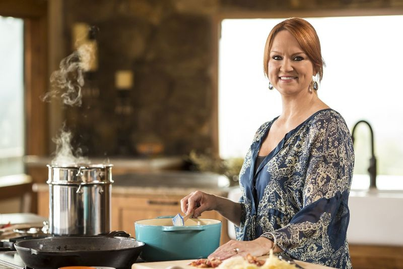 Ree Drummond ruošia makaronus ir sūrį savo šeimai, kaip matyti „Food Network“ filme „The Pioneer Woman“, 4 sezonas. Mandagumo maisto tinklas