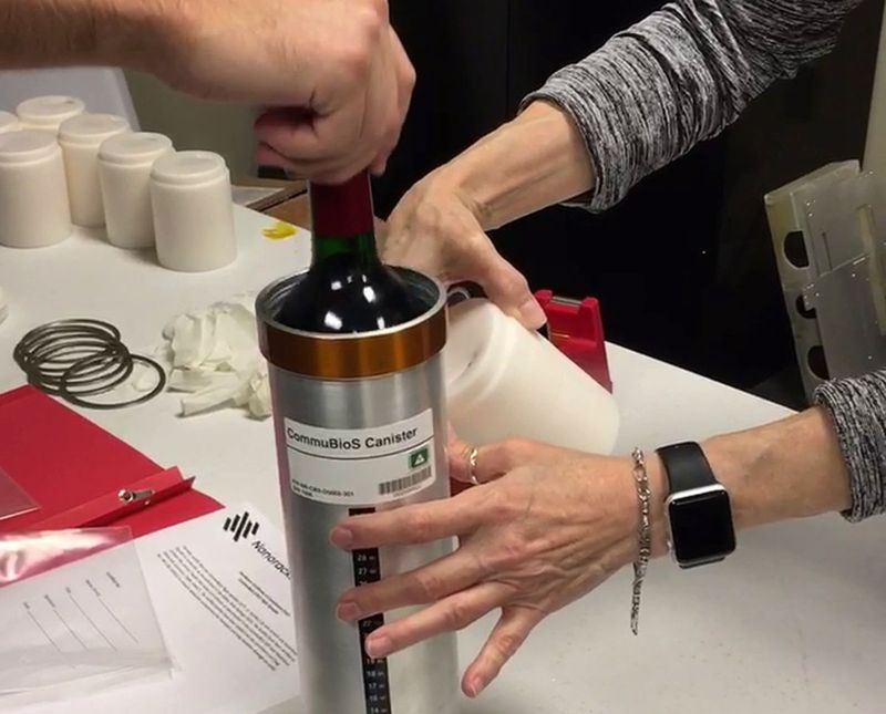 En esta foto proporcionada por Space Cargo Unlimited, los investigadores de la compañía preparan botellas de vino tinto francés para volar desde Wallops Island, Virginia, a la Estación Espacial Internacional en 2019.
