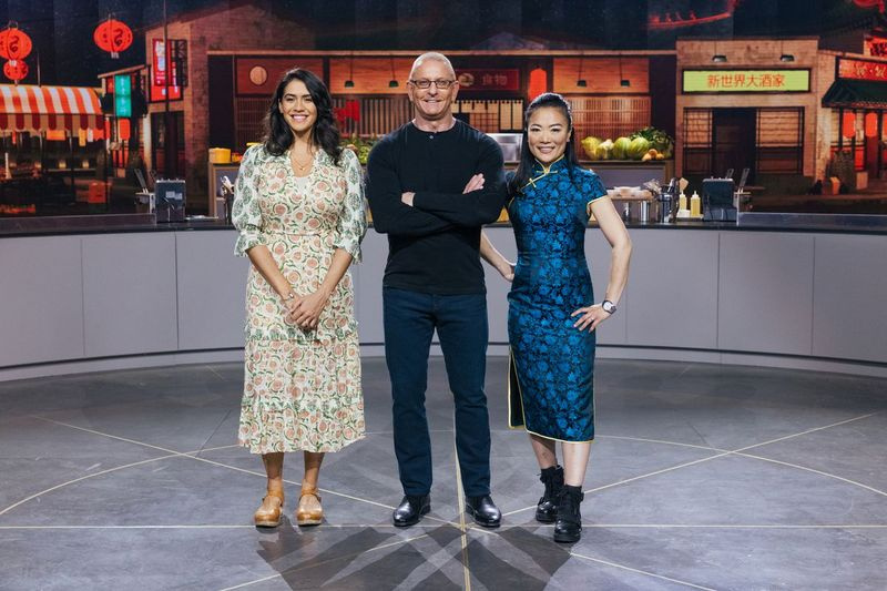 Programledaren Robert Irvine med domaren Daniela Soto-Innes (till vänster) och domaren Shirley Chung, visas i ett avsnitt av Discovery+-serien The Globe.