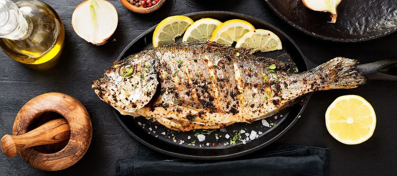 Prøv en hel fisk til din nytårsspisning. Det kan bare bringe dig velstand i det kommende år.