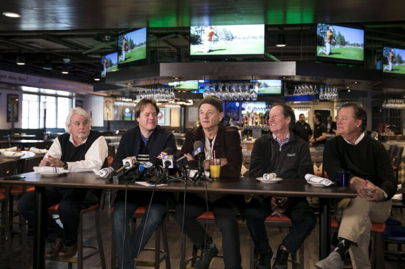   Andy Murray (från vänster) sällar sig till sina bröder, skådespelarna Bill Murray (i mitten) och Joel Murray (längst till höger), under en presskonferens för öppningen av deras Caddyshack-restaurang i Rosemont 2018. Restaurangens meny innehåller Andy Murrays skapelser.