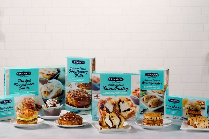 Cinnabon a anunțat lansarea primei sale linii Frozen Breakfast Creations. Noua variantă a mărcii la micul dejun include trei opțiuni sărate și trei dulci, inclusiv un sandwich fraged de pui prăjit și biscuiți cu chips de scorțișoară cu sos de scorțișoară, un rulou dulce cu scorțișoară acoperit cu caramel și nuci pecan și un produs de patiserie cu scorțișoară umplut cu glazură caracteristică Cinnabon. Linia Cinnabon Frozen Breakfast Creations este acum disponibilă în secțiunea congelatoare pentru micul dejun la retaileri naționali de top.