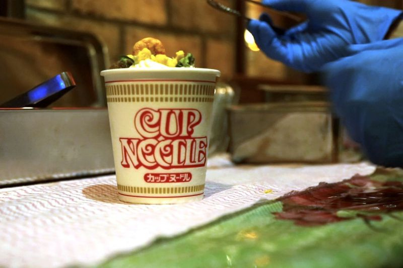 En Cup Noodle-glass, gjord med pulversoppan av Cup Noodle och toppad med frysttekta räkor, lök, ägg och kött, serveras på Cup Noodles Museum i Yokohama, Japan.