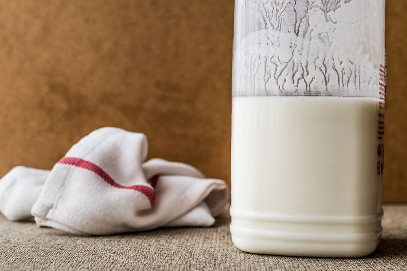Com pouco leitelho para essa receita favorita? Experimente leite integral com um pouco de vinagre branco ou suco de limão. Se você não foi ao supermercado para reabastecer sua despensa ou se o supermercado local não tem o que você precisa, existem maneiras de substituir alguns dos ingredientes mais populares em receitas.