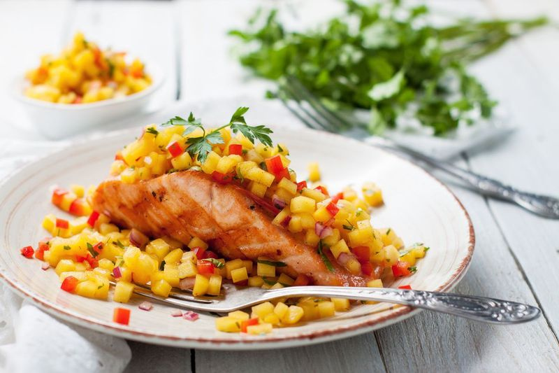 Mango salsa yra puikus priedas prie žuvies patiekalo, pavyzdžiui, ant grotelių keptos lašišos.
