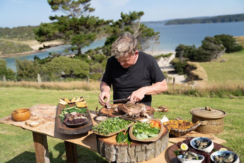 Nový Zéland – Gordon Ramsay pripravuje jedlo z miestnych surovín a tradičných techník varenia pre starších na Novom Zélande. (Humble Pie Rights Limited/Justin Mandel)