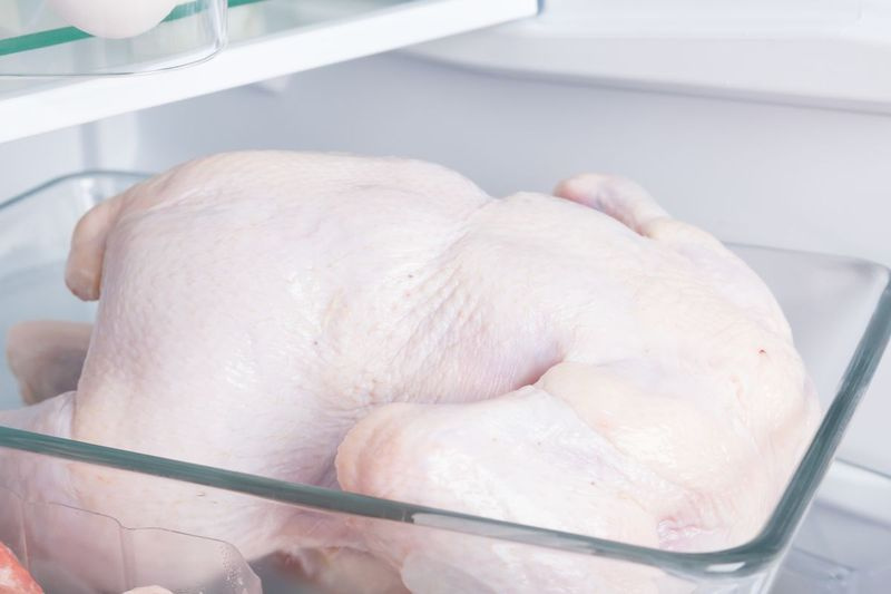 Šaldytą kalakutą atšildykite šaldytuve. Tai saugiausias ir lengviausias būdas. Priklausomai nuo svorio, tai gali trukti vidutiniškai tris ar keturias dienas.