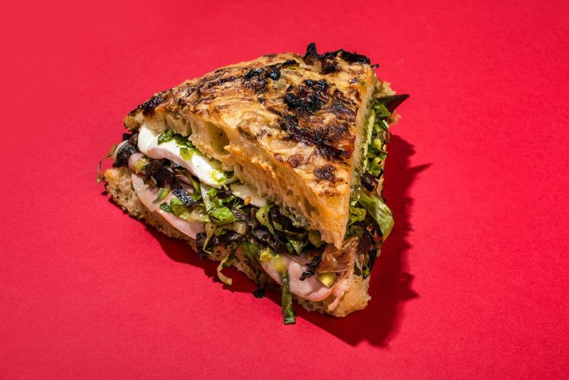 Für den Tempesta Market liegt der Schlüssel darin, dem klassischen sizilianischen Sandwich auf die beste Art und Weise, die wir kennen, eine Chicago-Note zu verleihen.