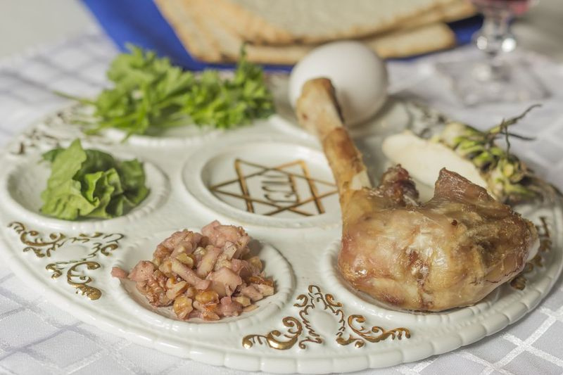 Om du har problem med att hitta föremål för en traditionell sedertallrik - skaftben, ägg, bittra örter, grönsaker, en söt pasta som kallas haroset och hazeret (en annan form av de bittra örterna) - föreslår en expert att du ska tänka om maten. Till exempel, istället för att spåra ett skaftben, kanske prova en rostad morot.