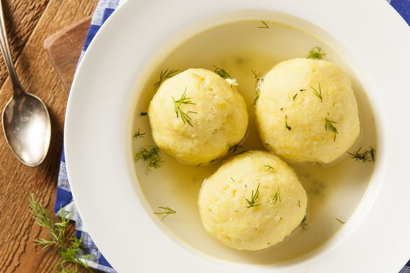 Din matzobollssoppa kanske innehåller grönsaker i år, men det är okej, enligt en expert.