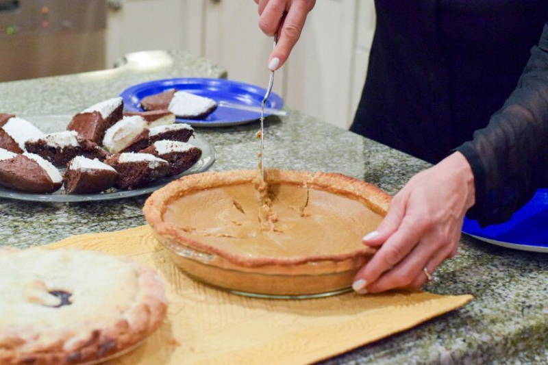   Vurder å lage din egen gresskarpai eller andre desserter til Thanksgiving, i stedet for å kjøpe dyre, ferdiglagde varer.