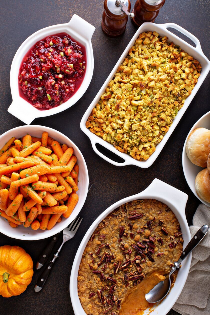   Lag dine egne tilbehør til Thanksgiving-middagen, som stuffing, tranebærsaus og grønnsaker. Det kan spare deg for penger denne høytiden.
