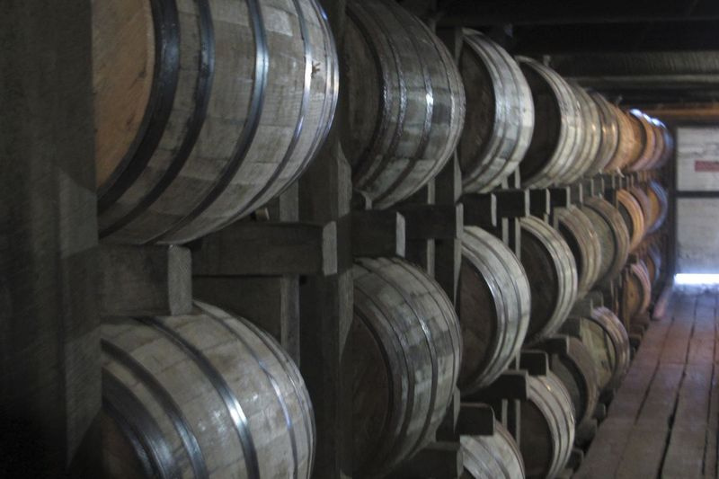 Bourbon dodává stáří v sudech v palírně Jim Beam v Clermontu v Kentucky. Proces výroby jemné whisky zahrnuje zrání lihovin do zlatohnědé, ale obr produkující bourbon během cesty zezelená.