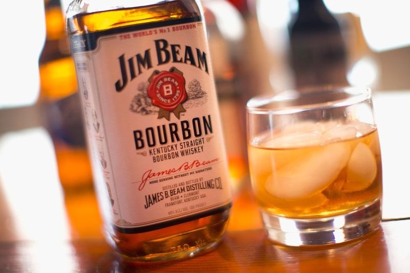 Aby se zlepšila udržitelnost vody, jak Maker’s Mark, tak James B. Beam Distilling Co. založily Natural Water Sanctuaries v Kentucky na ochranu místních vodních zdrojů, které jsou životně důležité pro výrobu bourbonů.