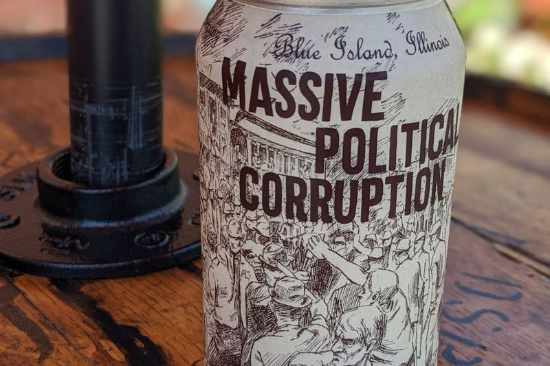 Blue Island Beer Co.s Massive Political Corruption er tilgjengelig i sekspakker og på utkast på bryggeriet.