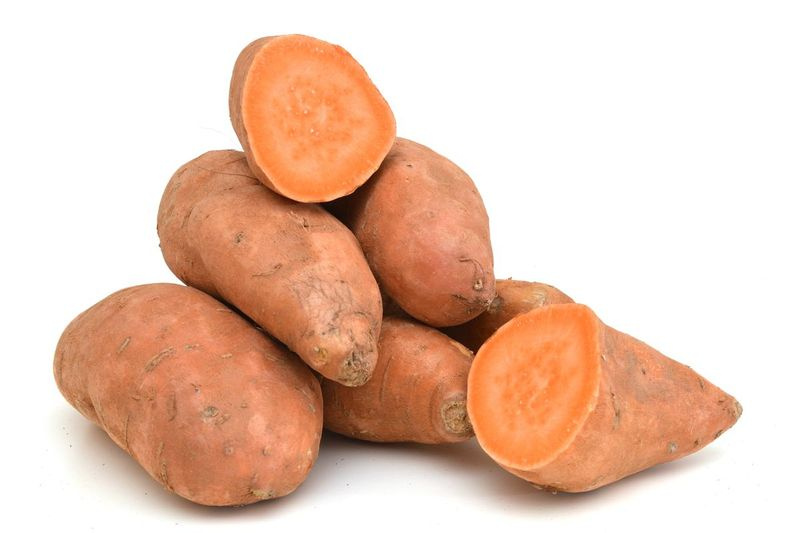 Słodkie ziemniaki (Ipomoea batatas) nie są spokrewnione z pochrzynem (Dioscoreae alata), szorstkim i bogatym w skrobię warzywem korzeniowym.