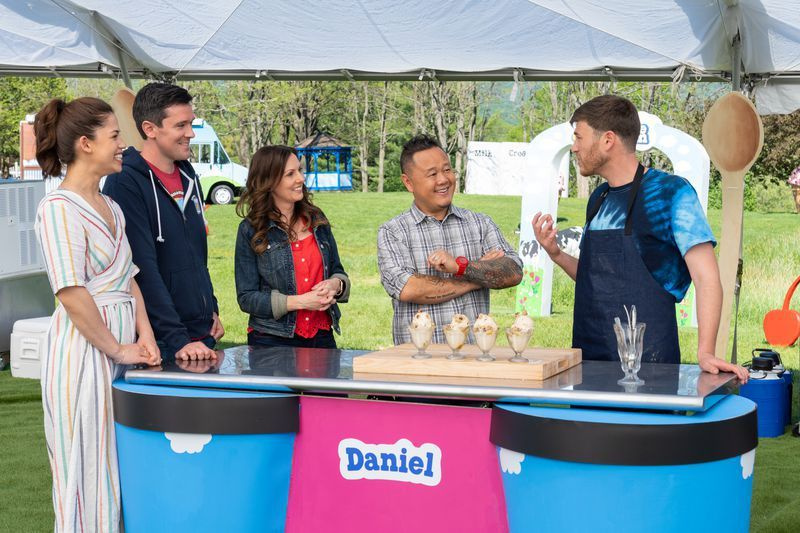 Moderátorka Molly Yeh (zľava) a porotcovia Chris Rivard, Ali Tila a Jet Tila ochutnajú jedlo konkurenta v hre Ben and Jerry