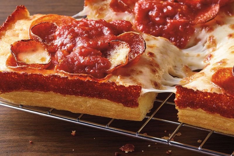 Pizza Hut dice que pasó más de un año desarrollando su nueva pizza estilo Detroit y probó más de 500 iteraciones.