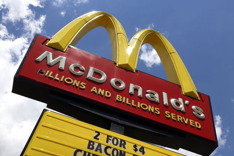 Et skilt er vist uden for en McDonald