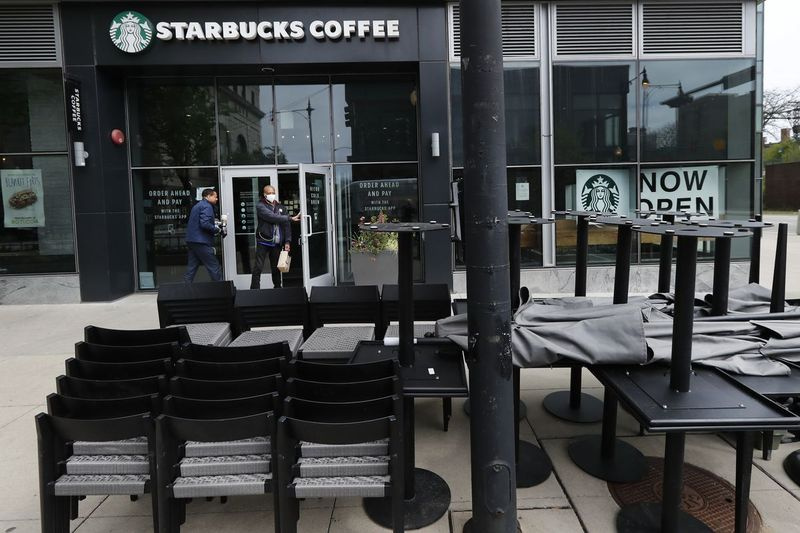 Os clientes de um Starbucks no Hyde Park passam por mesas e cadeiras empilhadas. A Starbucks diz que a pandemia de COVID-19 causou um declínio de aproximadamente US $ 3 bilhões a US $ 3,2 bilhões em sua receita consolidada no terceiro trimestre.