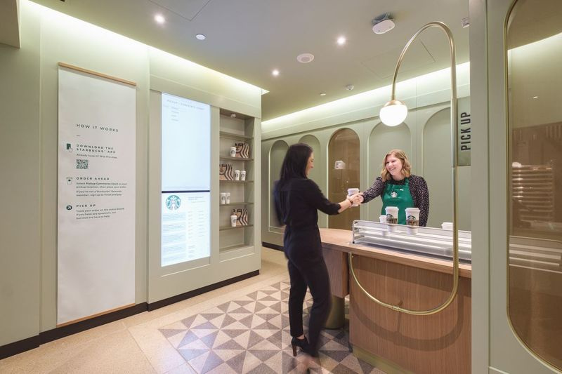 Após vendas fortes e resposta entusiasmada de clientes e parceiros, a empresa se comprometeu com a expansão dos locais de coleta Starbucks.