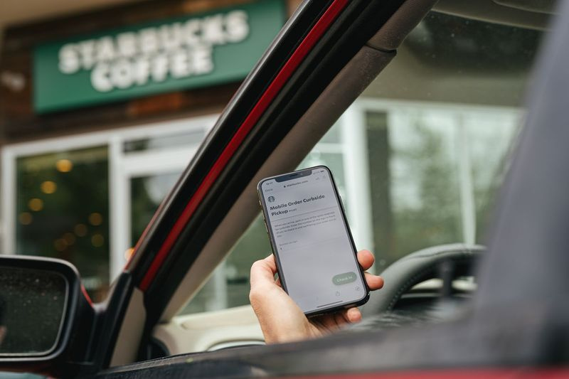 Os clientes da Starbucks em breve poderão utilizar a retirada na calçada de seus carros. Os pedidos serão feitos usando o recurso de pedido e pagamento no aplicativo Starbucks e, em seguida, os consumidores farão o check-in em vagas de estacionamento designadas quando chegarem às lojas.