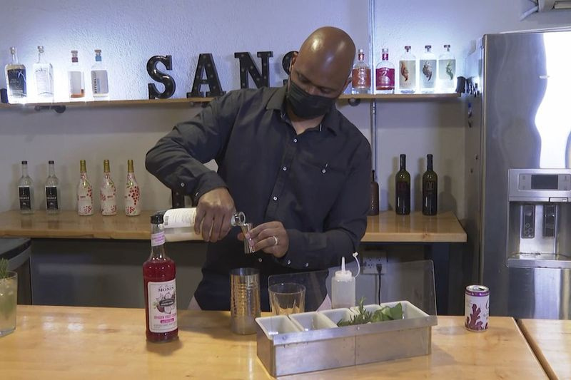 Majiteľ Chris Marshall pripravuje koktail bez alkoholu v San Bars v Austine v Texase. Podľa IWSR Drinks Market Analysis rastie celosvetová spotreba piva, vína a liehovín s nulovým obsahom alkoholu dvakrát až trikrát rýchlejšie ako celková spotreba alkoholu.