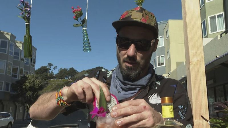 Mixológ Joshua James pripravuje nealkoholický kokteil vo svojom bare Ocean Beach Cafe v San Franciscu s nulovou odolnosťou.