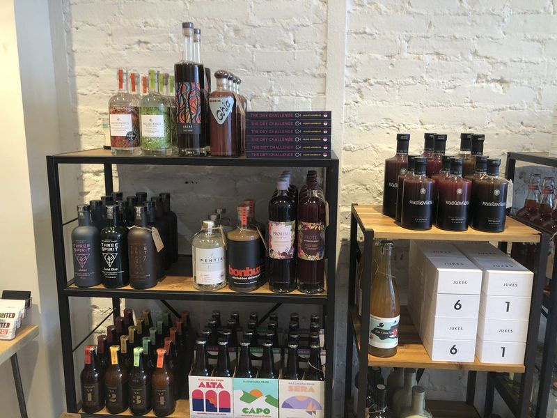Liehoviny bez alkoholu sú na predaj v Spirited Away, prvom obchode s fľašami bez alkoholu v New Yorku.