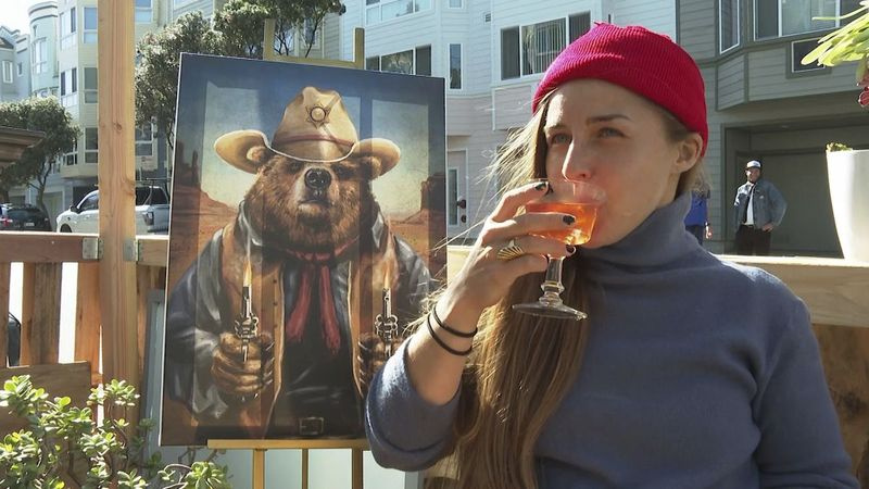 Zákazník si vychutná nealkoholický kokteil v bare Ocean Beach Cafe v San Franciscu.