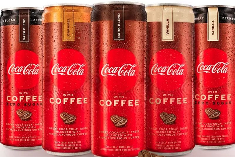 Coca-Cola ar kafiju ir pieejama trīs garšās — Dark Blend, Vanilla un Caramel —, savukārt bezcukura un nulles kaloriju versija ir pieejama tumšā maisījumā un vaniļā.