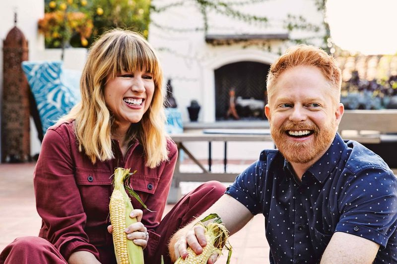 Skådespelaren Jesse Tyler Ferguson och matskribenten Julie Tanous har skrivit tillsammans sin första kokbok.