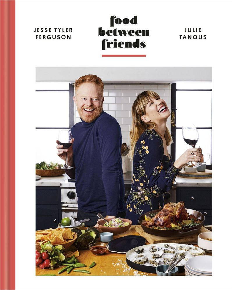 Den här omslagsbilden visar Food Between Friends av Jesse Tyler Ferguson och Julie Tanous. (Clarkson Potter via AP)