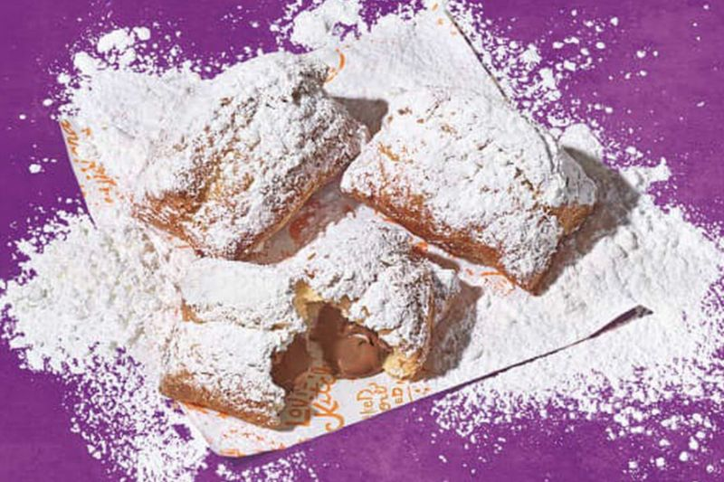 Popeyes friterade chokladbeignets är fyllda med smält Hersheys choklad och täckta med strösocker och finns i tre storlekar.