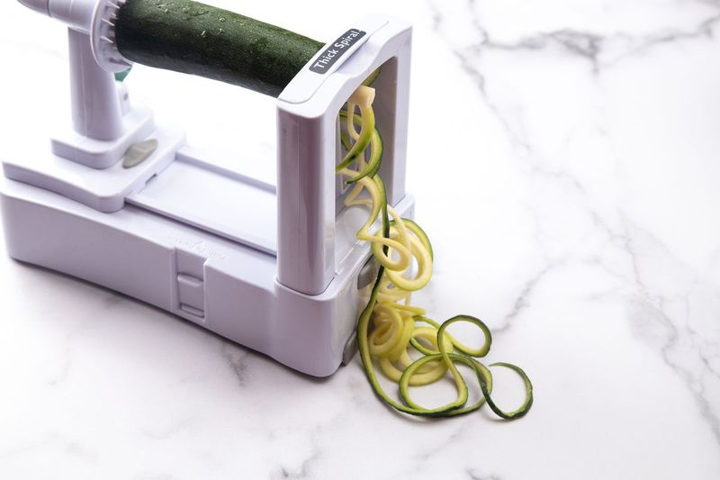 Gli zoodles (tagliatelle a base di zucchine) sono una bella alternativa alla pasta.