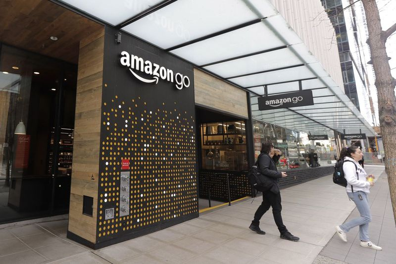 顧客はシアトルのAmazonGoストアを終了します。アマゾンは水曜日に、買い物客が手のひらをスキャンしてクレジットカードまたはアマゾンアカウントに接続できるアマゾンワンと呼ばれる手のひらごとの支払い技術を展開していると述べた。