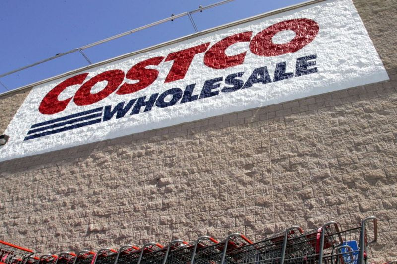 Een buitenaanzicht van een Costco Wholesale-winkel is te zien in Mountain View, Californië.