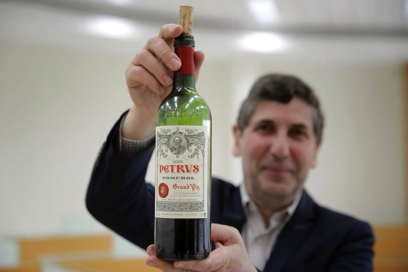 Philippe Darriet, presidente do Instituto de Pesquisa do Vinho e da Vinha (ISVV) e enólogo chefe segura uma garrafa de vinho tinto Petrus que passou um ano orbitando o mundo na Estação Espacial Internacional após uma sessão de degustação no ISVV em Villenave-d