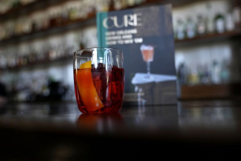   En Sazerac-cocktail serveres på Cure, en håndværkscocktailbar i New Orleans, som er genstand for en ny opskriftsbog af barens ejer Neal Bodenheimer.