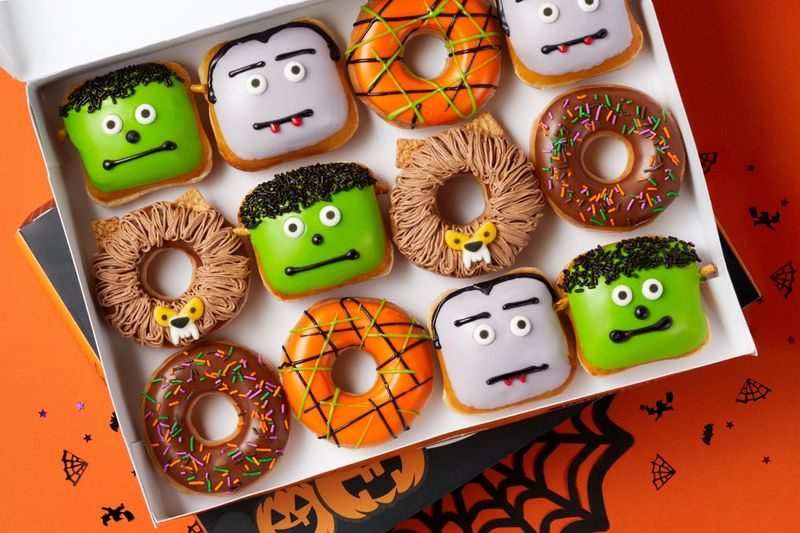 Krispy Kreme propose trois nouveaux beignets Scary Sweet Monster (photo) et un beignet gratuit pour les invités costumés le 31 octobre.