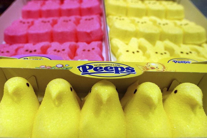 Dozen met Marshmallow Peeps staan ​​opgesteld in de Just Born-fabriek in Bethlehem, Pennsylvania.