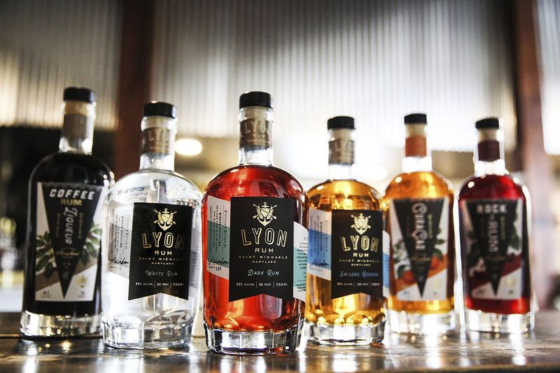 Välja on pandud alkoholipudelid, sealhulgas Lyoni rumm. Marylandis asuv Lyoni rummi tootja Windon Distilling on üks paljudest käsitööna valminud destilleerijatest, kes saavad COVID-19 pandeemia majandusliku löögi.