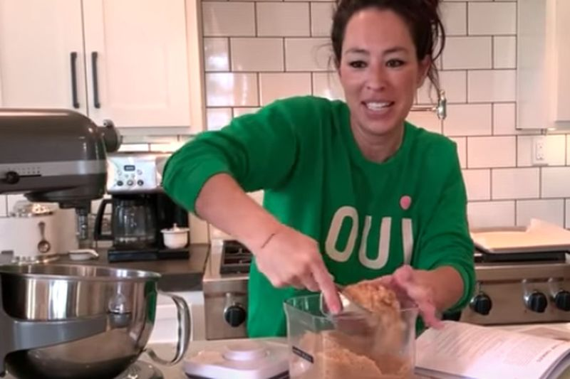 Joanna Gaines é mostrada fazendo biscoitos de chocolate em um vídeo do YouTube Quarantine Cooking.