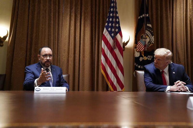 President Donald Trump lyssnar när Robert Unanue, från Goya Foods, talar under ett rundabordsmöte med latinamerikanska ledare i kabinettsrummet på torsdagen i Washington.