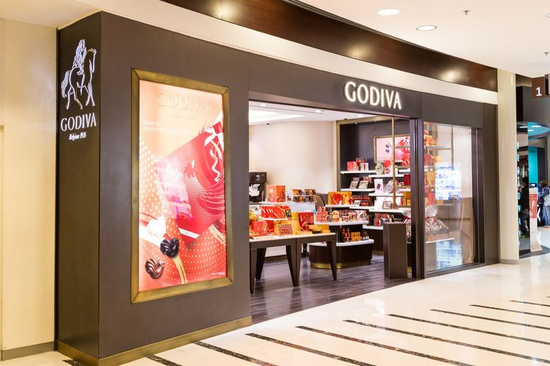 Alla 128 butiker i Godiva tegel och murbruk i Nordamerika, inklusive de i Chicago-området, kommer snart att stänga. Företaget, grundat i Belgien, sa i ett uttalande att efterfrågan på personlig shopping avtog som ett resultat av pandemin och dess acceleration av förändringar i konsumenternas shoppingbeteende.