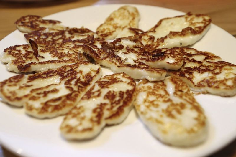 Zyperns Halloumi-Käse wird auf einem Teller auf der Riverland Farm im Dorf Kampia in der Nähe von Nikosia, Zypern, geröstet. Der zyprische Halloumi-Käse mit einer über fünf Jahrhunderte zurückreichenden Tradition ist das führende Exportprodukt des Inselstaates.