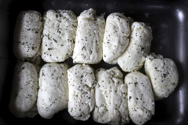 Zyperns Halloumi-Käse werden nach dem Salzen auf einer Farm im Dorf Kampia in der Nähe von Nikosia, Zypern, gesehen. Der zusätzliche Reiz besteht darin, dass er im Gegensatz zu anderen Käsesorten beim Erhitzen nicht schmilzt.