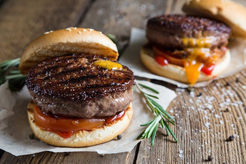 Ameeriklased tarbivad umbes 50 miljardit hamburgerit aastas. Mis on nii rasket hakklihast pätsiks vormida ja selle küpsetada?