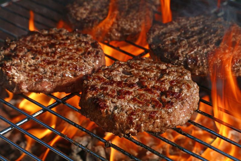 Hamburgeritele meeldib nende küpsetamisel kõrge kuumus, seega veenduge, et teie väligrill on korralikult põlenud.