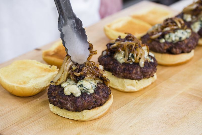 Grillitud peekoniburgerid saavad karamelliseeritud sibula ja sinihallitusjuustu lisamisega veelgi rohkem maitset.
